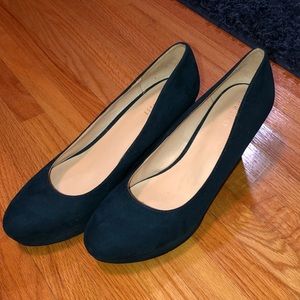 Size 10.5 Nine West velvet wedges